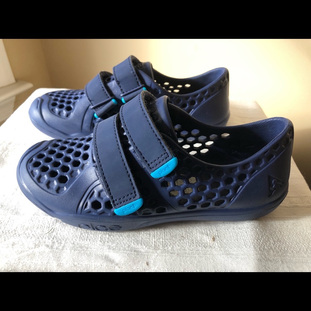 Excellent condition, only tried on